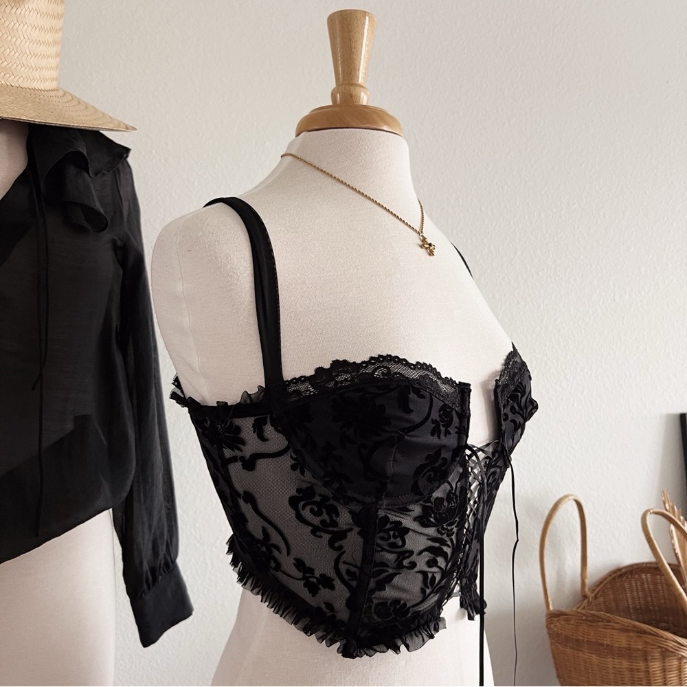 BLACK LACE TRIMMED FLORAL DETAILED CORSET TOP - Picture 2 of 7
